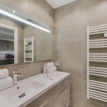 Sea View Flat - Pool, Terrace, Parking By Guestready * Cannes